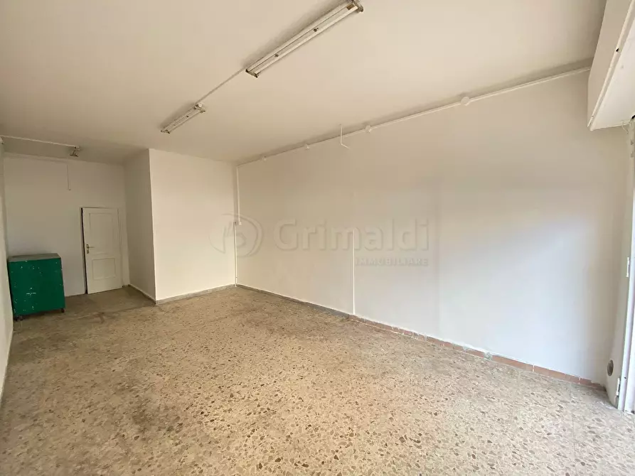 Immagine 2 di Locale commerciale in affitto  a Giugliano In Campania