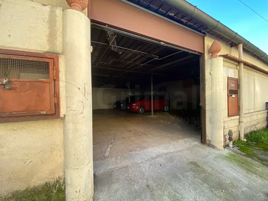 Immagine 3 di Garage in affitto  a Giugliano In Campania