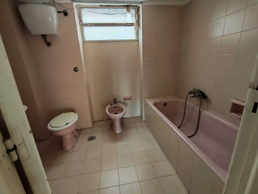 Immagine 22 di Trilocale in vendita  in Via Cristoforo Colombo 113 a Brindisi