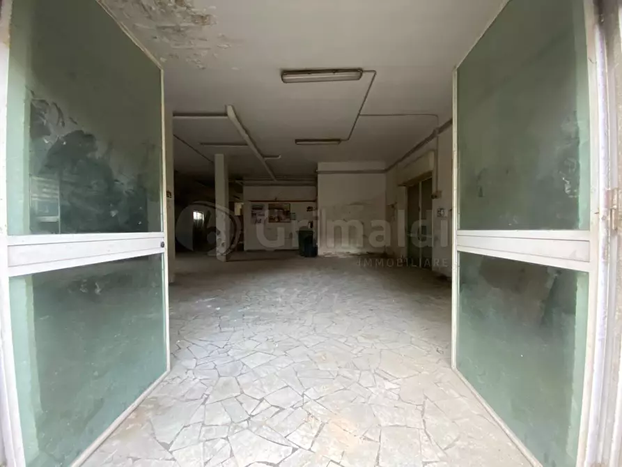 Immagine 5 di Locale commerciale in affitto  a Giugliano In Campania
