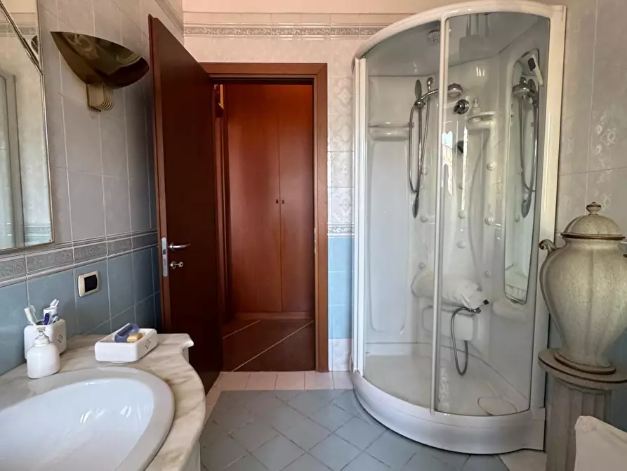 Immagine 16 di Bilocale in vendita  in Viale Massenzio Masia 79 a Como