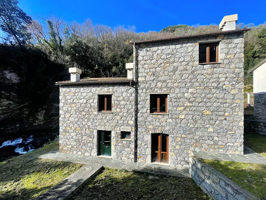 Immagine 1 di Casa trifamiliare in vendita  in Via Banchi 3 a Avegno