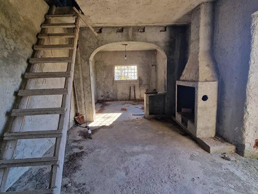 Immagine 38 di Rustico / casale in vendita  a Sarzana