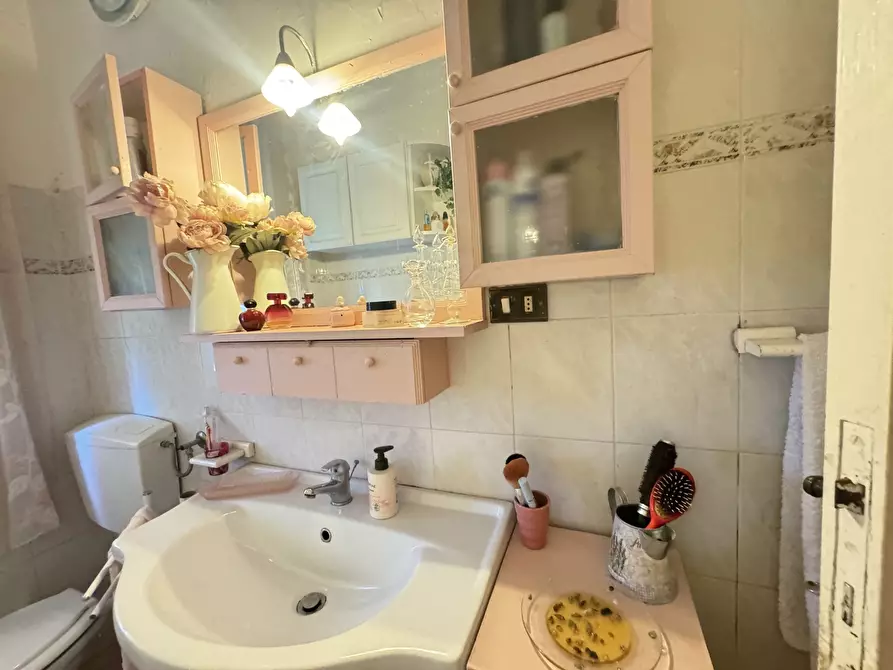 Immagine 38 di Porzione di casa in vendita  a Massa