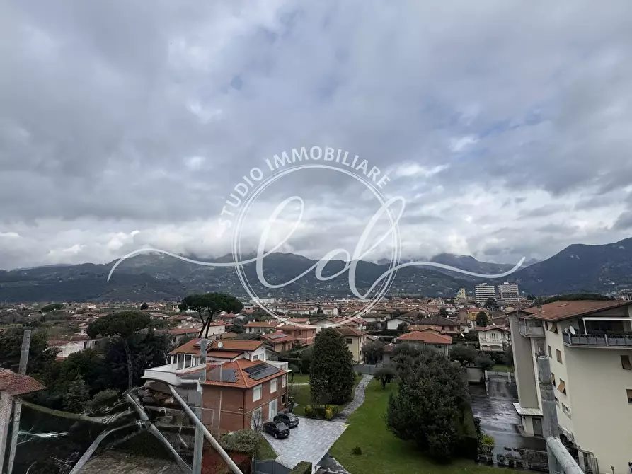 Immagine 62 di Attico in vendita  a Seravezza