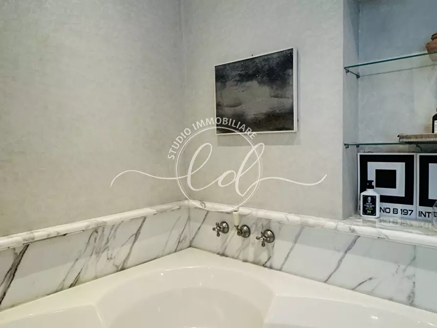 Immagine 51 di Attico in vendita  a Seravezza