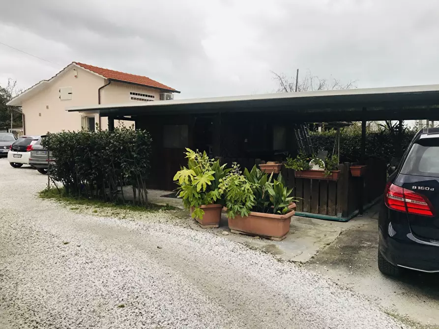 Immagine 22 di Porzione di casa in vendita  a Pietrasanta