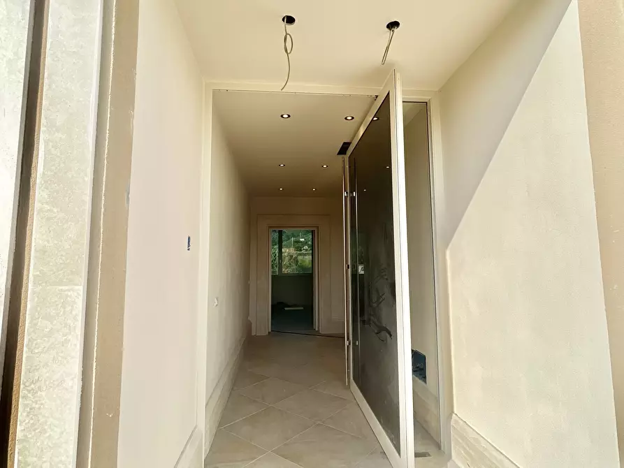 Immagine 3 di Showroom in affitto  a Pietrasanta