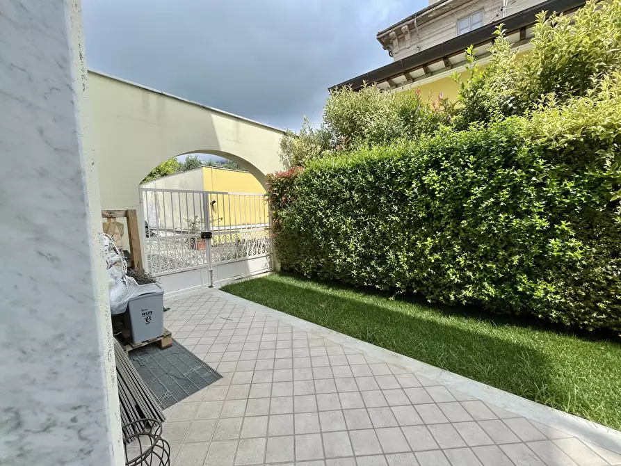 Immagine 3 di Porzione di casa in vendita  a Seravezza