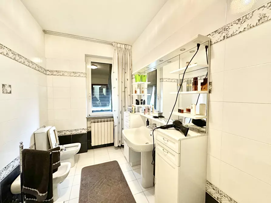 Immagine 27 di Porzione di casa in vendita  a Massa