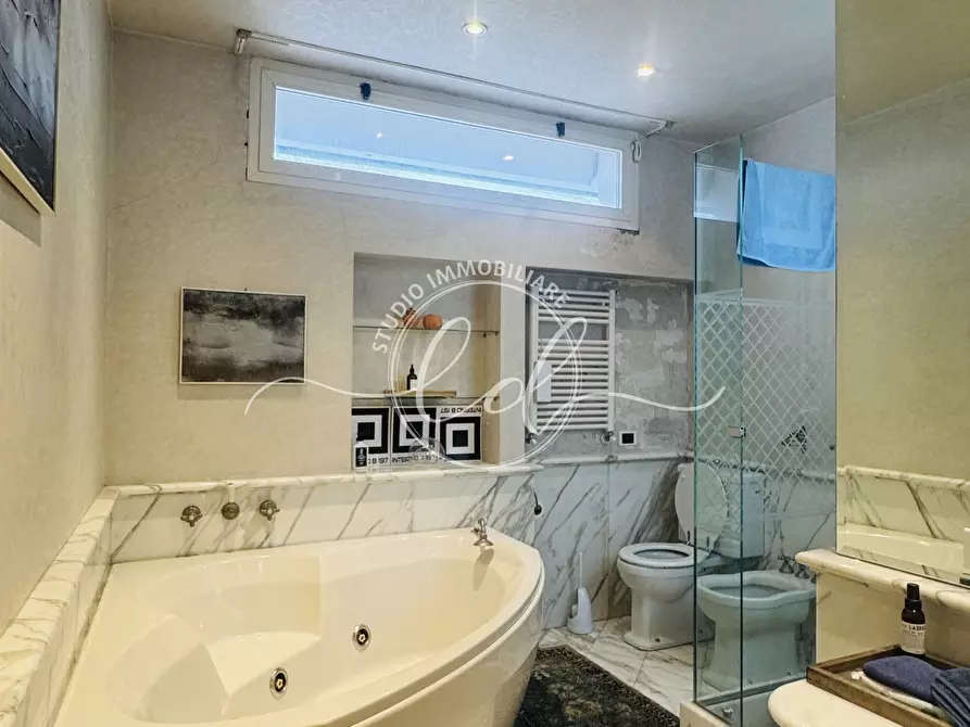 Immagine 49 di Attico in vendita  a Seravezza