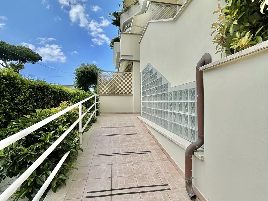 Immagine 3 di Trilocale in affitto  a Pietrasanta