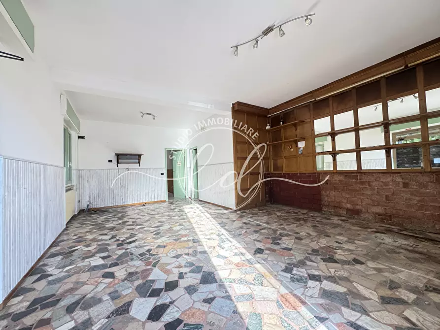 Immagine 12 di Locale commerciale in vendita  a Montignoso