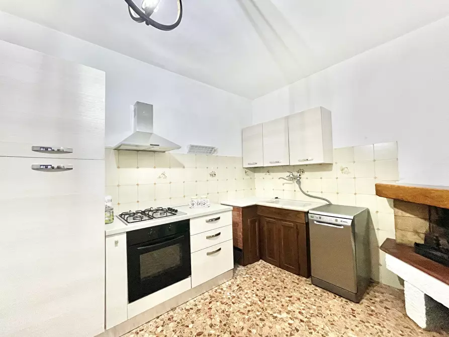 Immagine 6 di Trilocale in affitto  a Pietrasanta