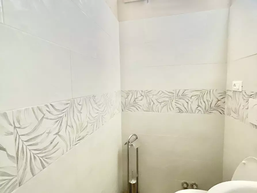 Immagine 13 di Ufficio in affitto  a Pietrasanta