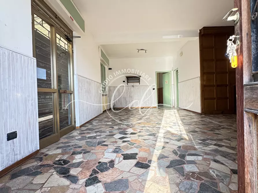 Immagine 10 di Locale commerciale in vendita  a Montignoso