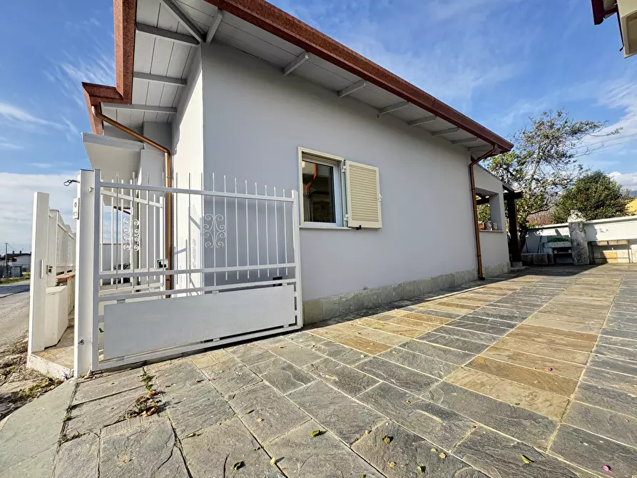 Immagine 45 di Villa in vendita  a Massa