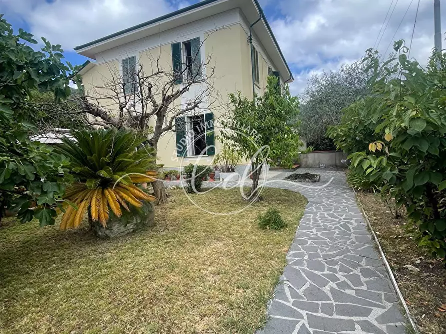 Immagine 11 di Porzione di casa in vendita  a Carrara