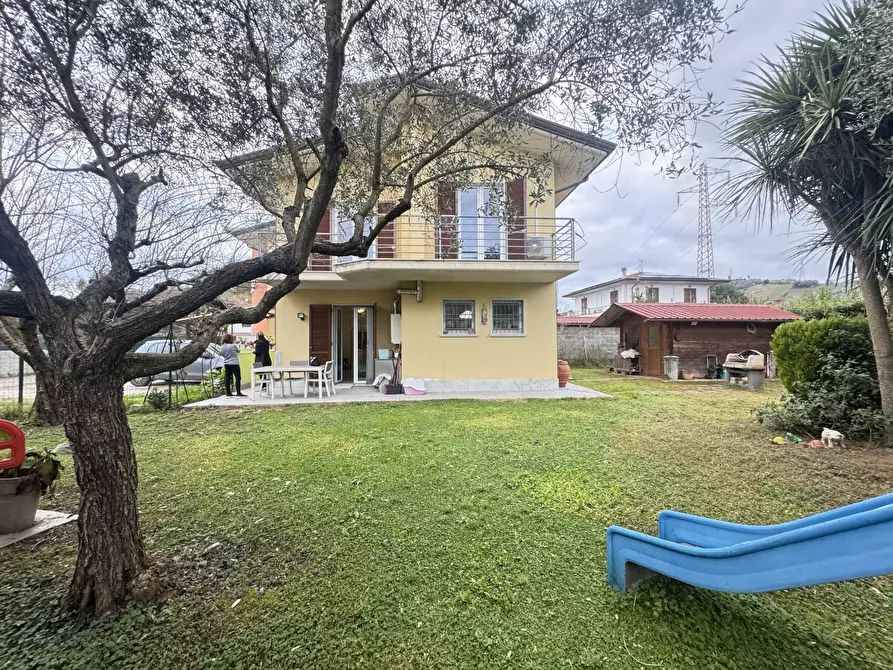 Immagine 1 di Porzione di casa in vendita  a Massa