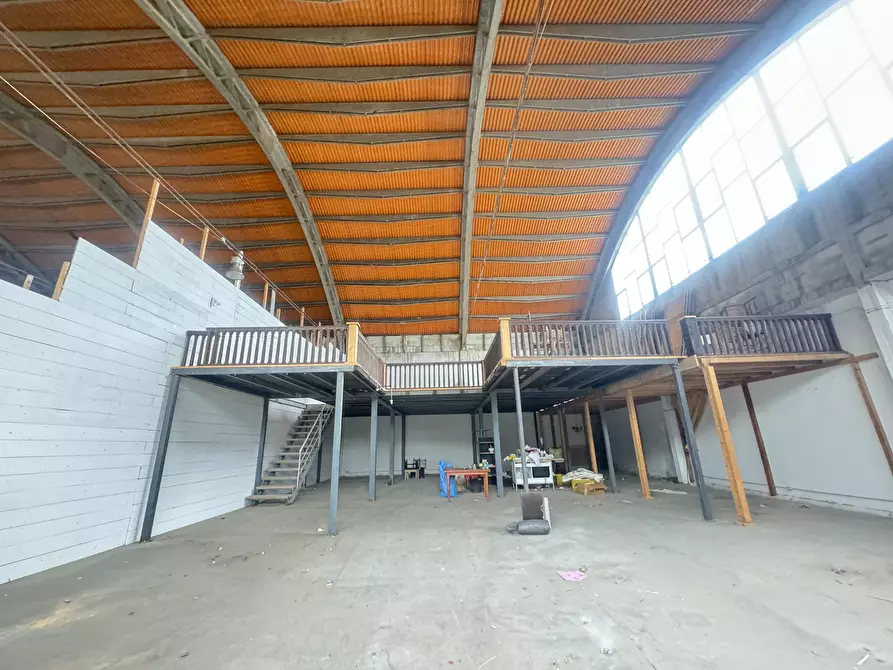 Immagine 6 di Magazzino in affitto  a Pietrasanta