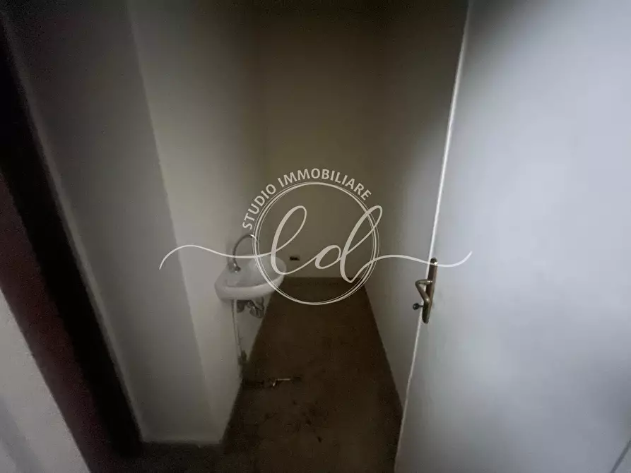 Immagine 9 di Capannone industriale in affitto  a Pietrasanta