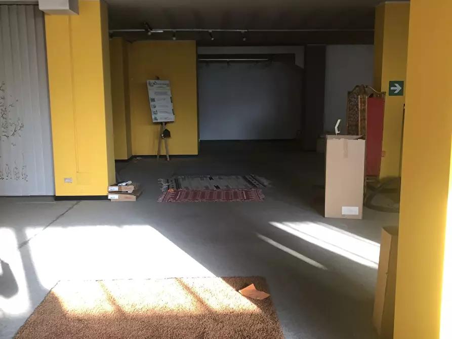 Immagine 5 di Magazzino in vendita  in Piazza XXV Aprile a Lodi