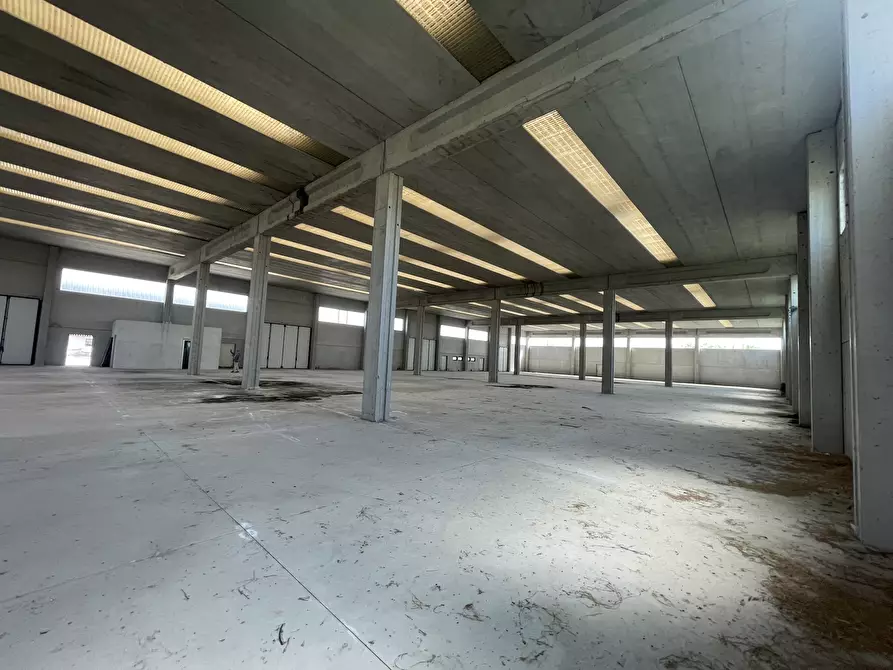 Immagine 6 di Magazzino in vendita  in Via delle Barazzine 9 a Pieve Porto Morone