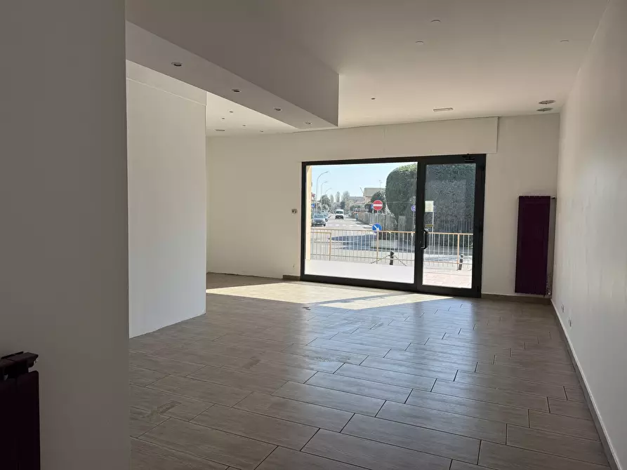 Immagine 1 di Locale commerciale in affitto  in Via Lodi 5 a Cornegliano Laudense