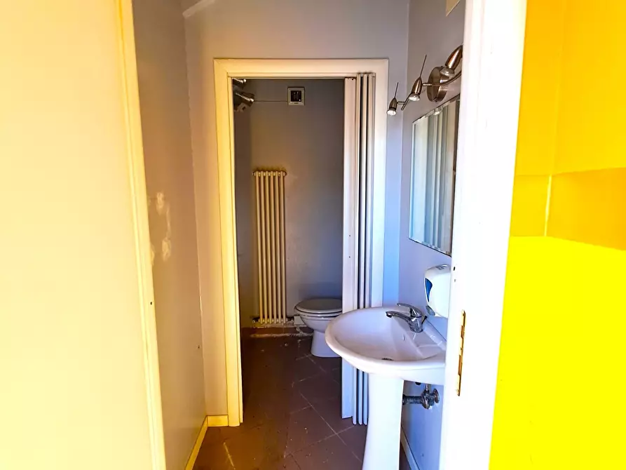 Immagine 18 di Attività commerciale in affitto  a Rovigo