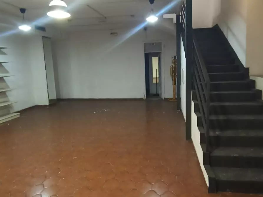 Immagine 2 di Locale commerciale in vendita  in Via Alessandro Volta a San Remo