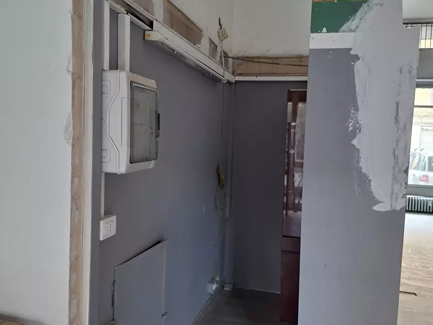 Immagine 18 di Locale commerciale in vendita  a Torino