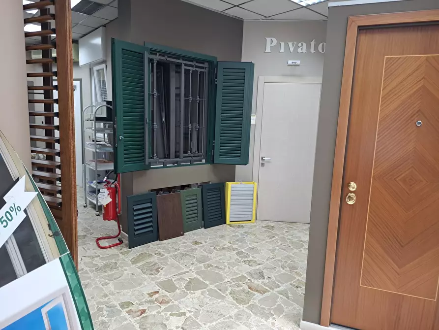 Immagine 30 di Locale commerciale in vendita  a Torino