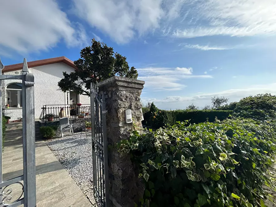 Immagine 1 di Porzione di casa in vendita  a Ameglia