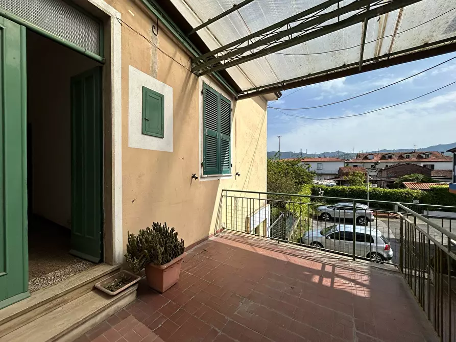 Immagine 10 di Porzione di casa in vendita  a Sarzana