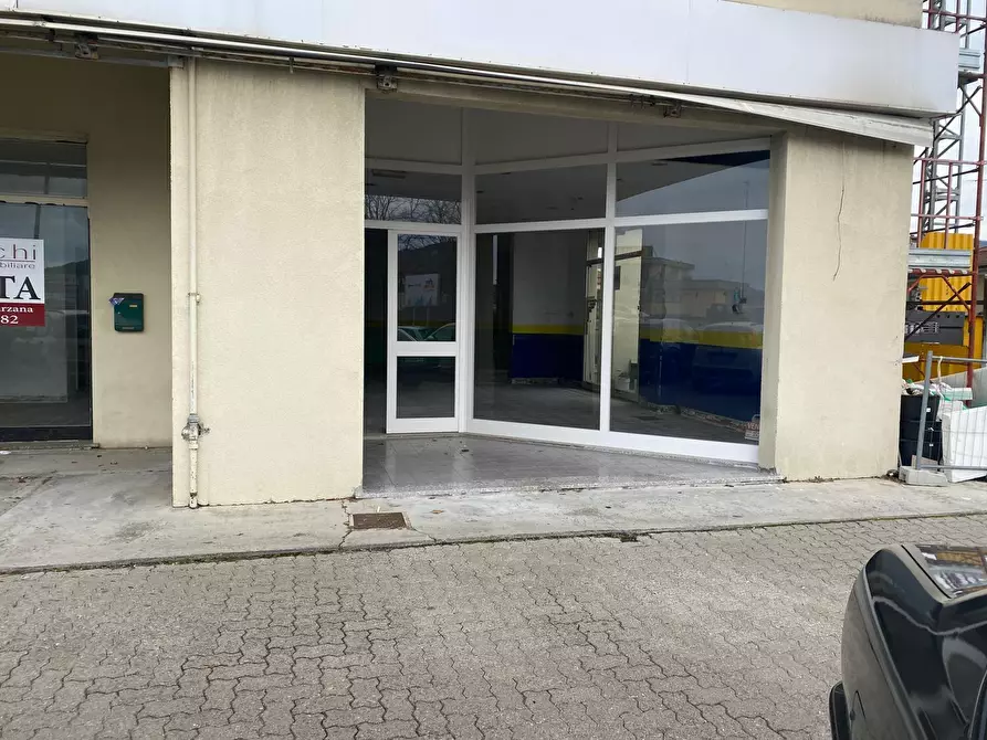 Immagine 7 di Locale commerciale in vendita  a Sarzana
