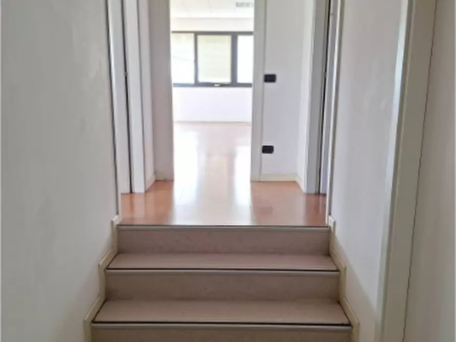 Immagine 7 di Ufficio in affitto  a Sarzana