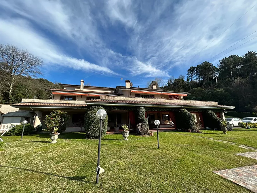 Immagine 2 di Villa in vendita  a Sarzana