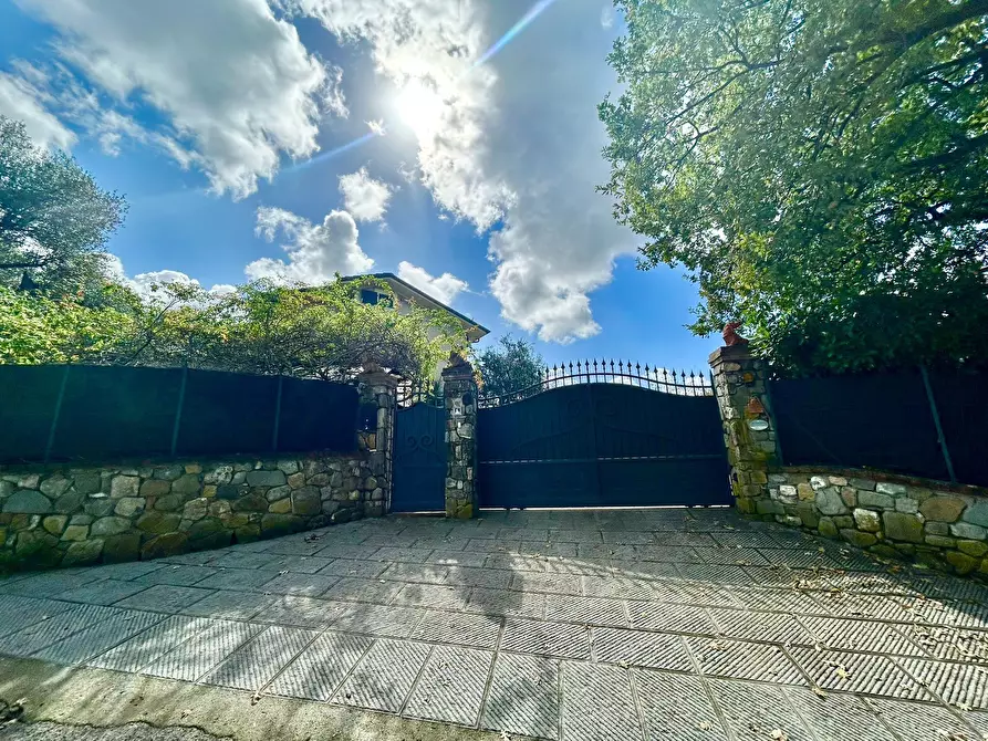 Immagine 3 di Villa in vendita  a Sarzana