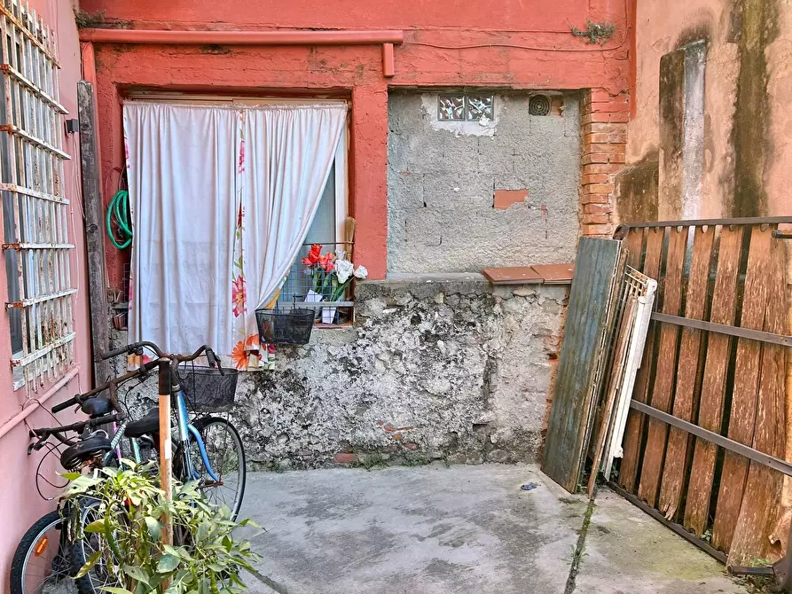 Immagine 8 di Locale commerciale in vendita  a Sarzana