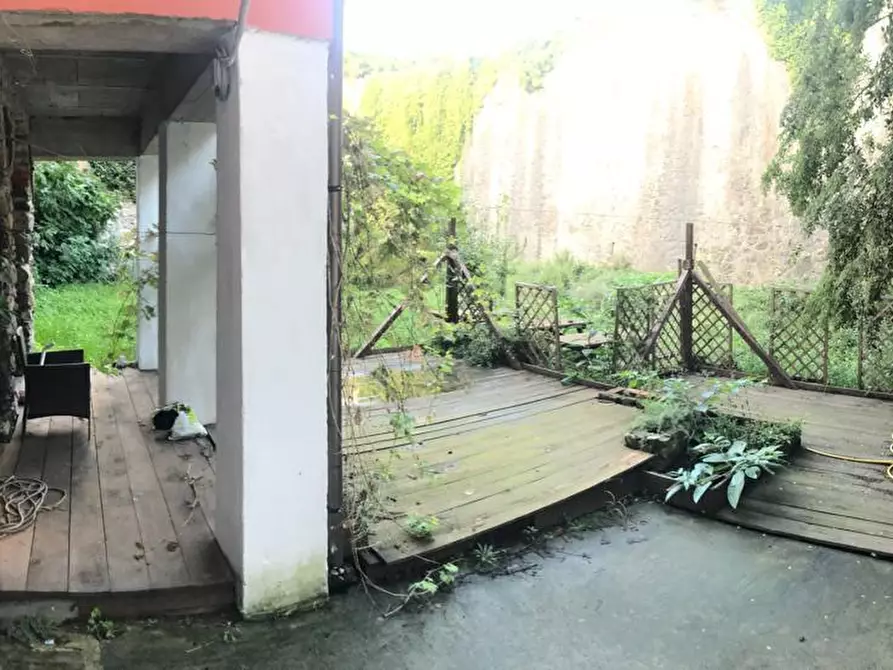 Immagine 13 di Showroom in vendita  a Sarzana