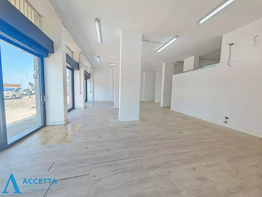 Immagine 23 di Locale commerciale in affitto  in Via Carlo Magno 20 a Taranto