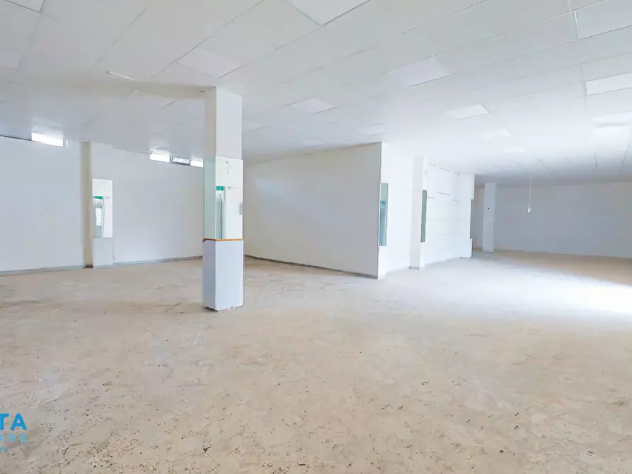 Immagine 17 di Locale commerciale in vendita  in Corso Vittorio Emanuele II 11 a Taranto