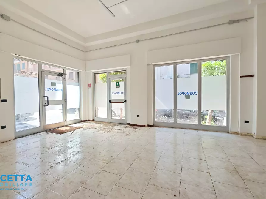 Immagine 10 di Locale commerciale in vendita  in Via Dica di Genova 50 a Taranto