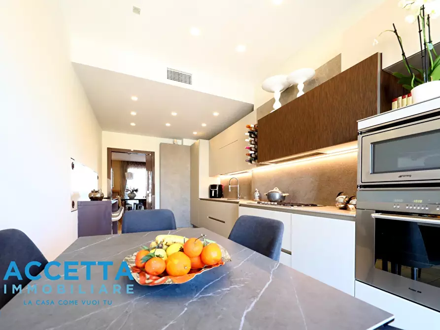 Immagine 10 di Quadrilocale in vendita  in Piazza Giovanni XXIII 13 a Taranto