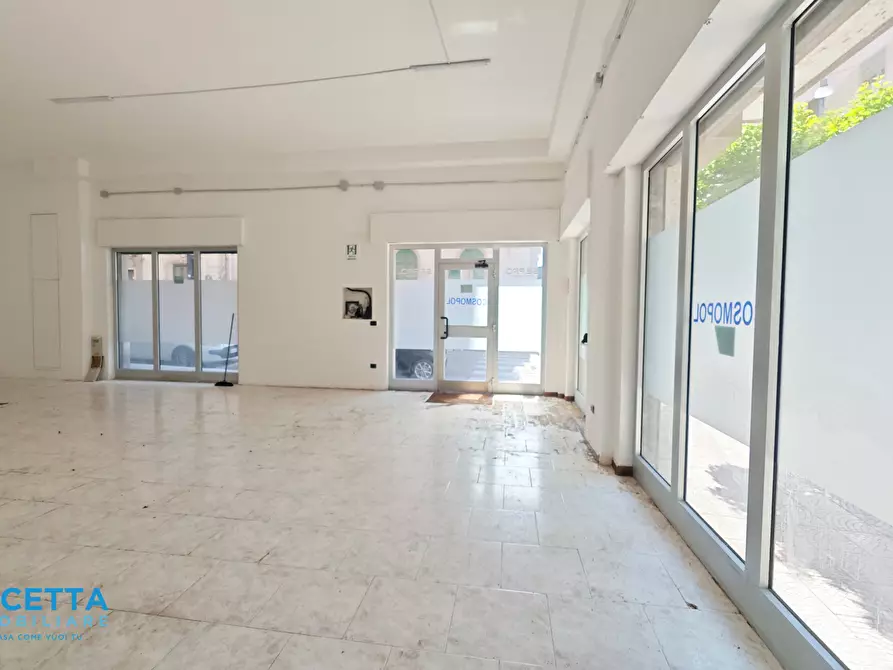 Immagine 9 di Locale commerciale in affitto  in Via Dica di Genova 50 a Taranto