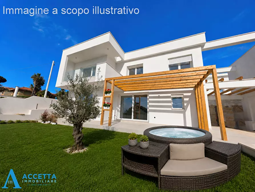 Immagine 4 di Villa in vendita  in Via Azalee a Taranto