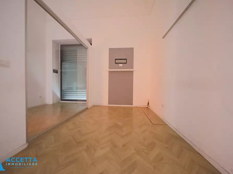 Immagine 12 di Locale commerciale in affitto  in Via Oberdan 31 a Taranto