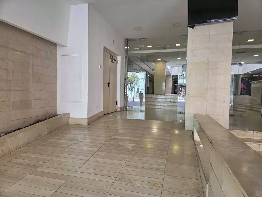 Immagine 8 di Locale commerciale in vendita  in Corso Vittorio Emanuele a Salerno