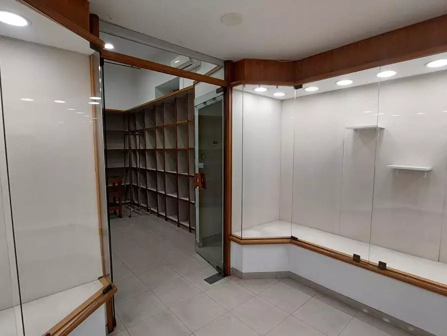 Immagine 5 di Locale commerciale in vendita  in Via del Carmine 89 a Salerno