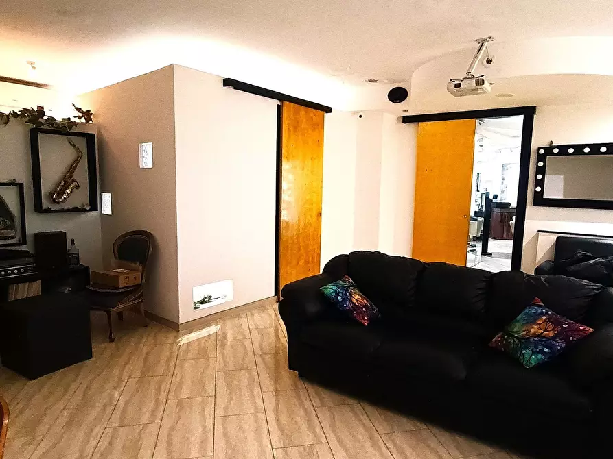 Immagine 14 di Locale commerciale in vendita  in Via Sant'Eremita 27 a Salerno